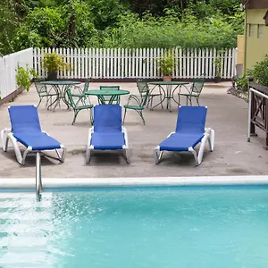 https://pineapple-court-hotel.comcaribbean.com